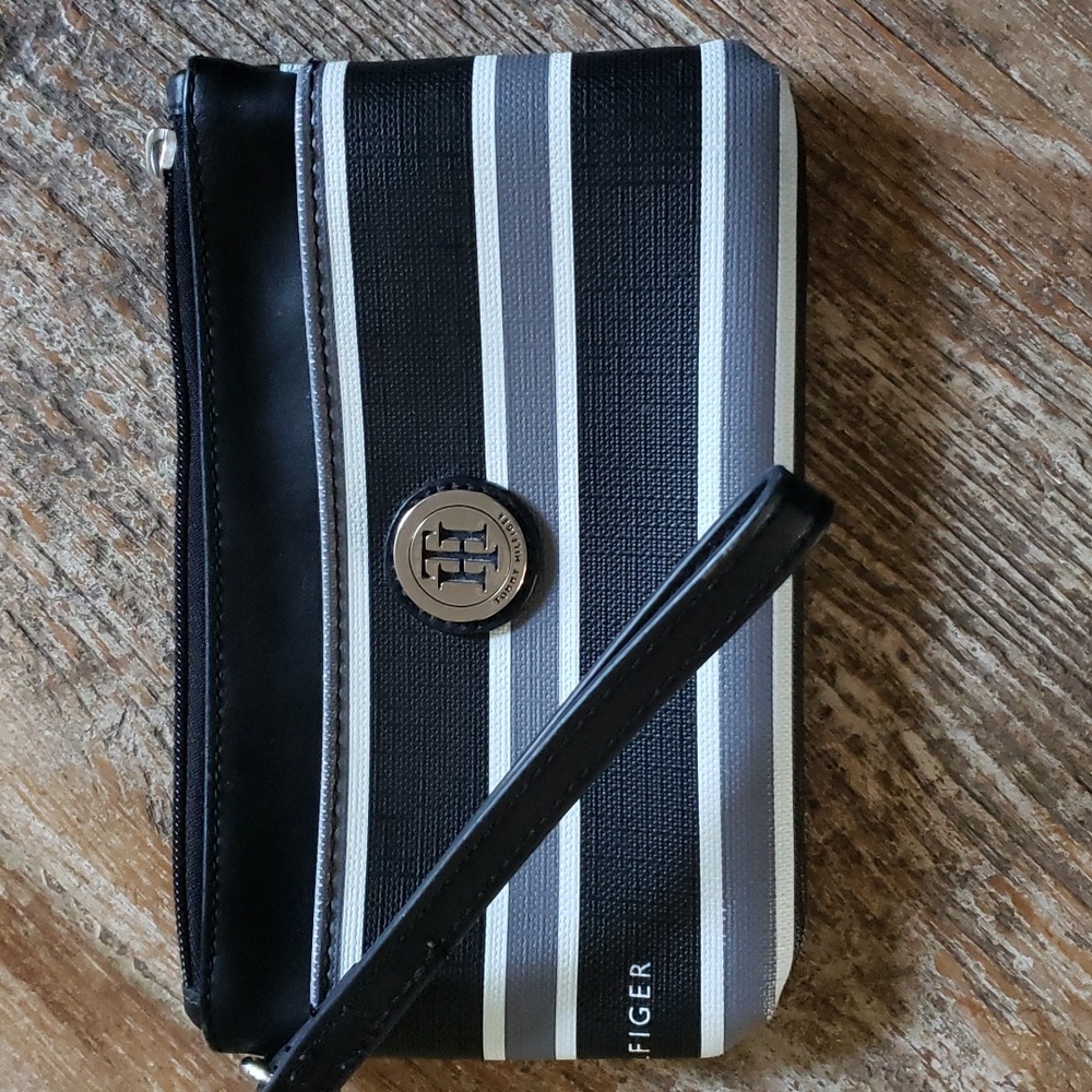 TOMMY HILFIGER WRISTLET/CLUTCH Black/Silver/White. (BIN 005)